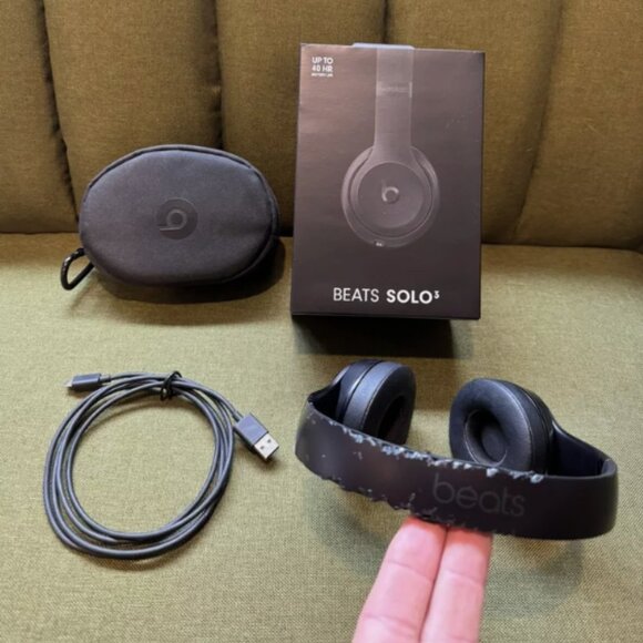 Beats Solo 3 Wireless On-Ear Headphones Black - Chewed On